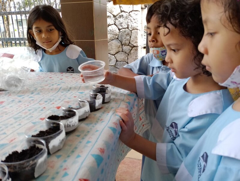 Murid Al Husna menjalankan aktiviti pembelajaran hands-on bersama bahan eksperimen